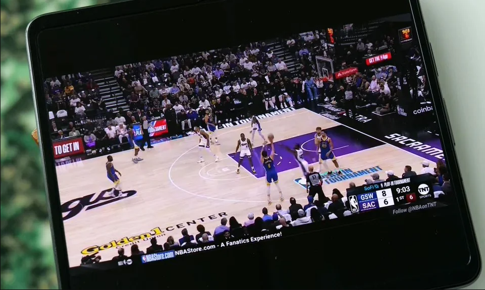 马斯克AI机器人Grok闹笑话,误将球员投篮不中解读为“砖块破坏房屋”